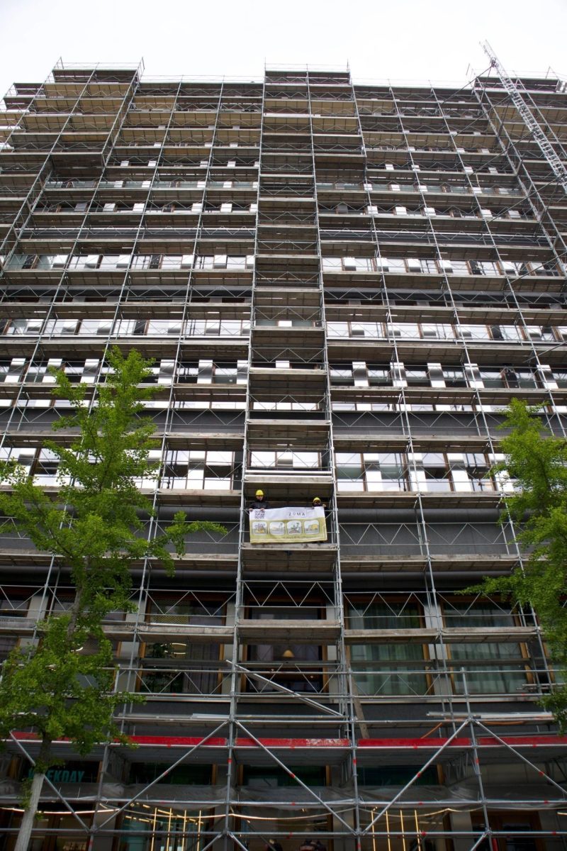 Hohes Gebäude komplett eingerüstet, Frontansicht