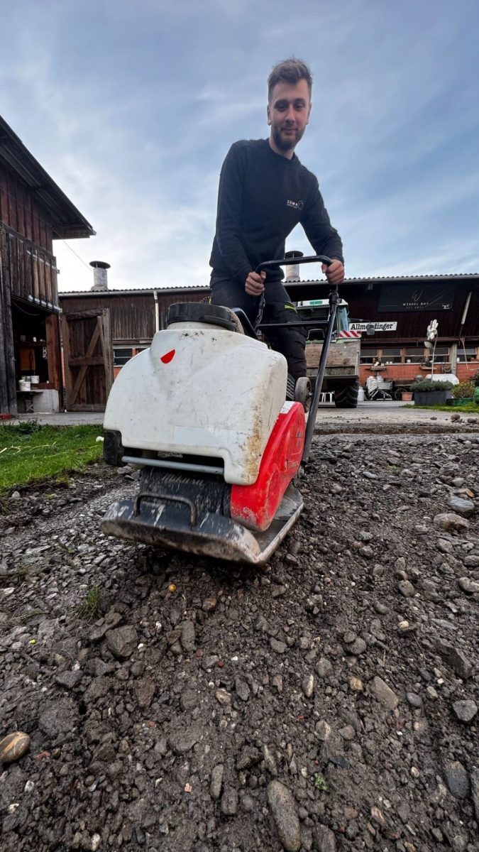 Rüttelplatte verdichtet Schotterunterbau