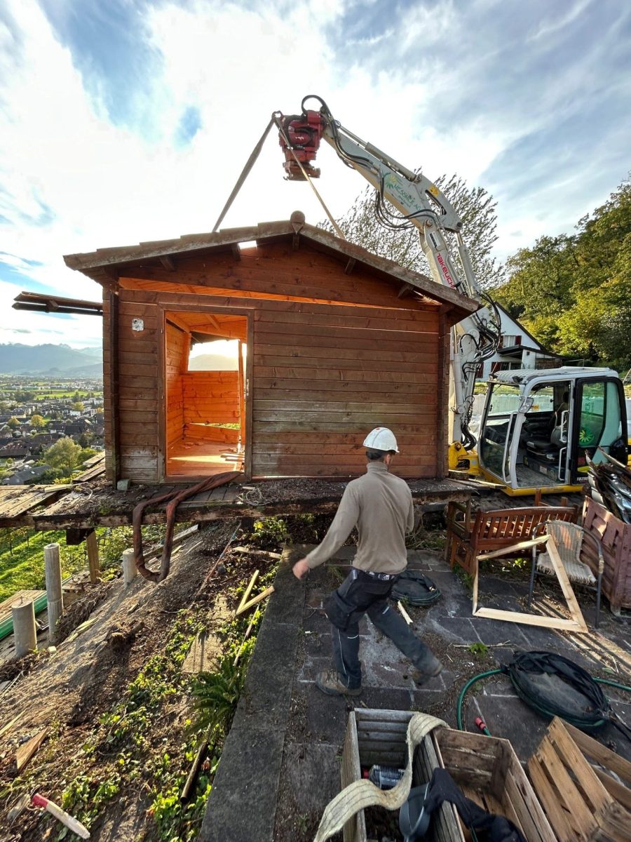 Mann beim Abbruch eines Gartenhauses