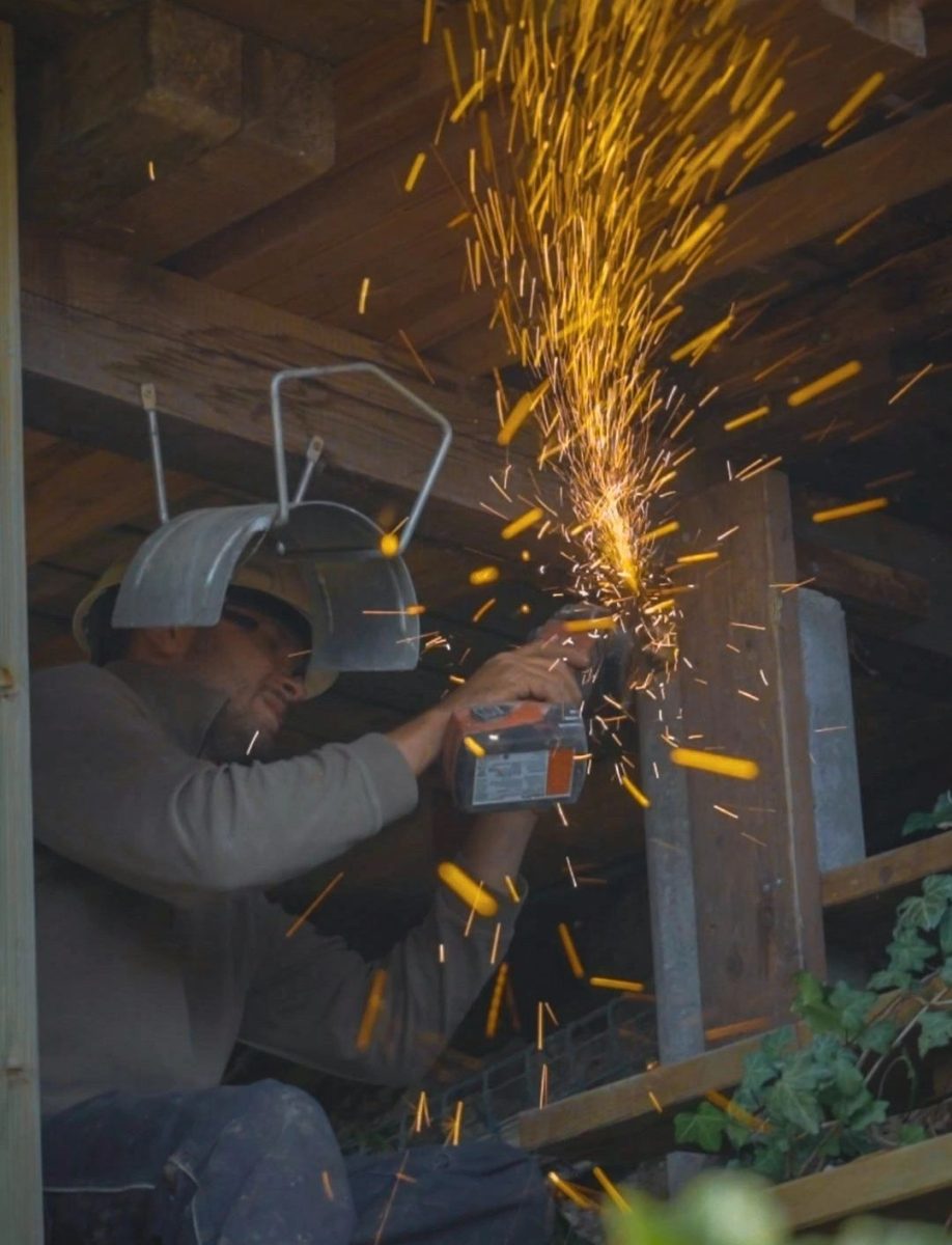 Metallarbeiten mit Trennschleifer; Funkenflug auf Baustelle